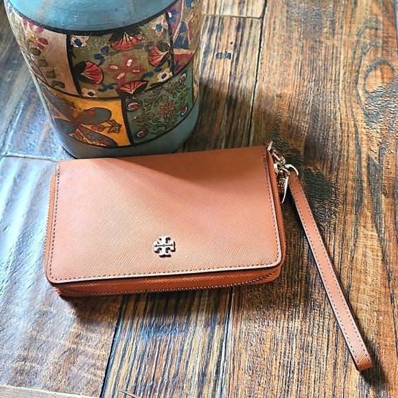 Tory Burch Women's Tan Leather Clutch Wristlet / Wallet. - Picture 2 of 13